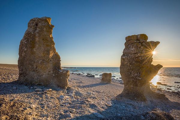 Bibikow, Walter 아티스트의 Sweden-Faro Island-Langhammars Area-Langhammar coastal limestone rauk rock-sunset작품입니다.